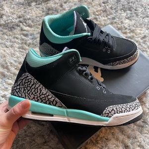 Kid’s Jordan Retro 3. Size 6.5Y (Women’s size 7.5-8)